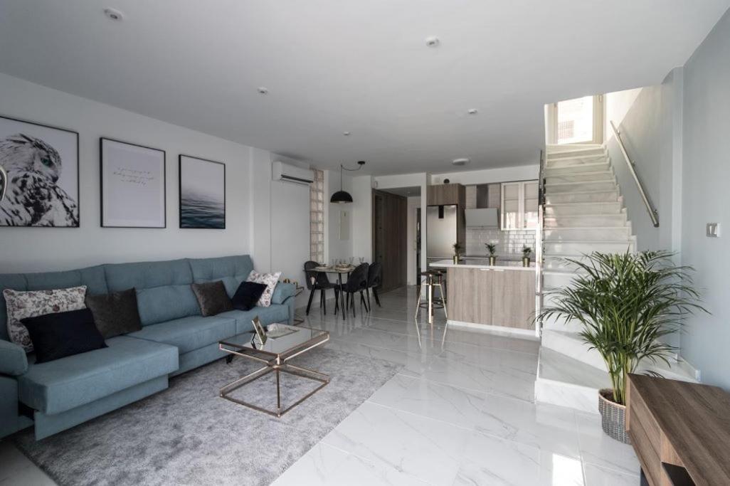 Villa Luxury 3 Bed, 2 Bath Detached Villa, Prime Location, Only 400 Mtrs To The *