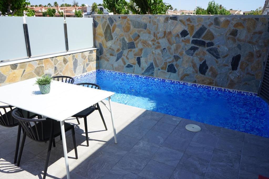 Luxury 3 Bed, 2 Bath Detached Villa, Prime Location, Only 400 Mtrs To The Villa *