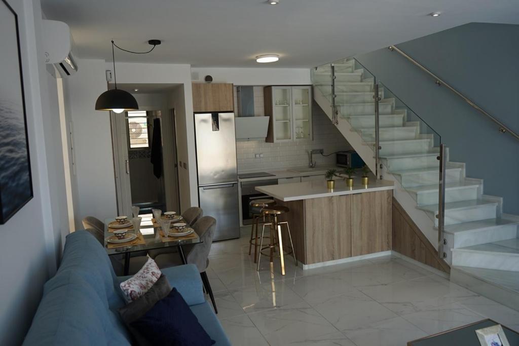 Villa Luxury 3 Bed, 2 Bath Detached Villa, Prime Location, Only 400 Mtrs To The *